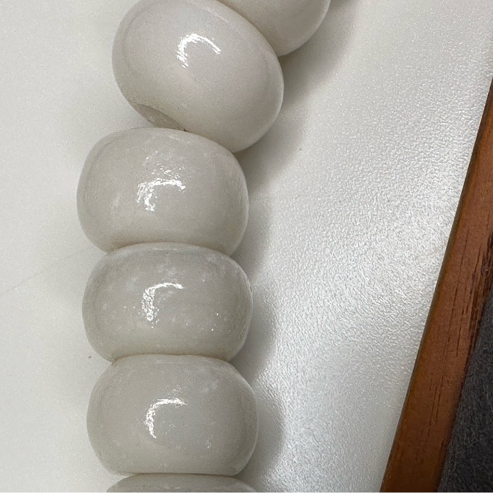 Heavy White Stone Beaded Necklace Chunky Graduated Bead Twisted Silver Clasp VTG - Picture 6 of 7
